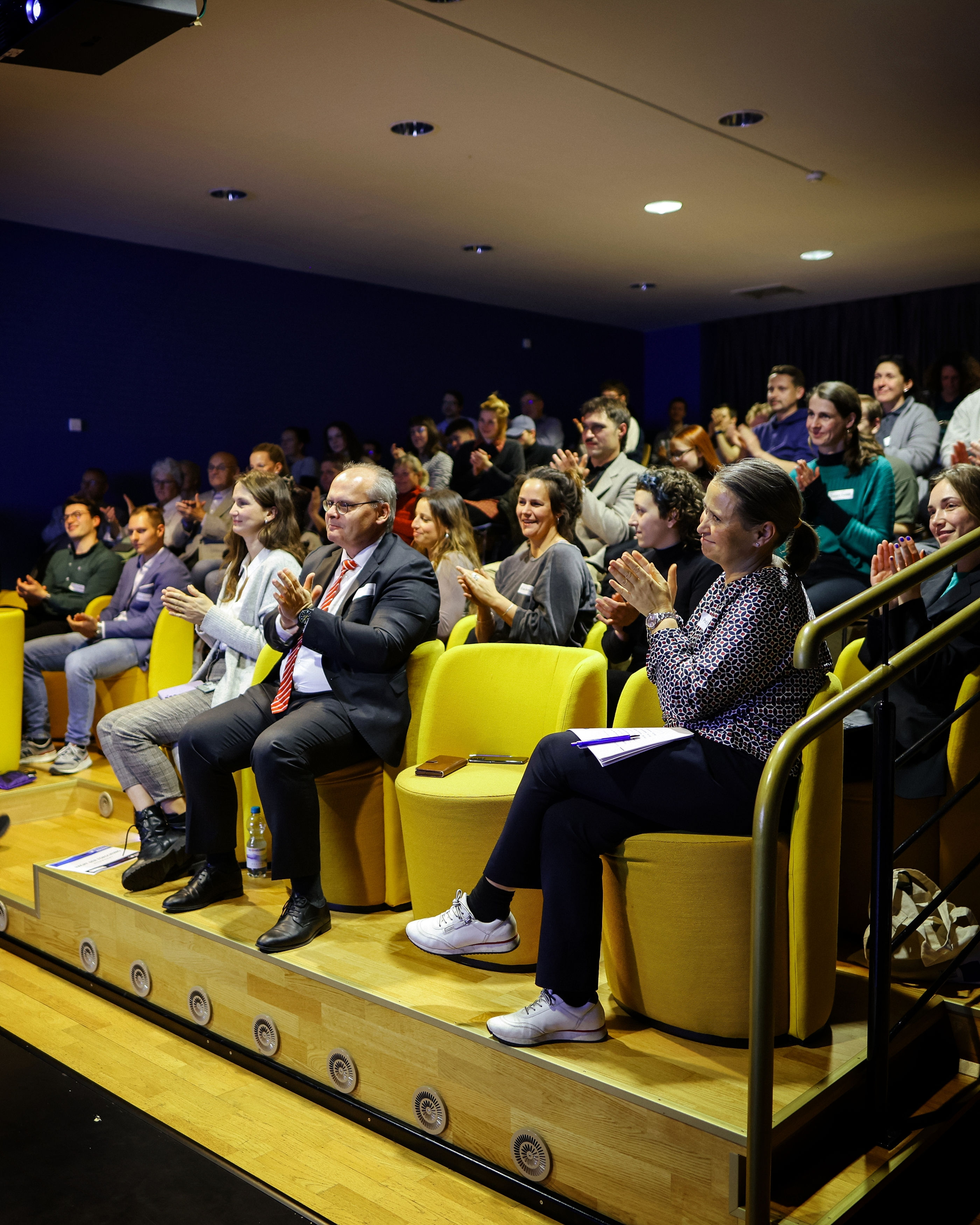 Voll besetztes Theater am Campus Zuhörerinnen und Zuhörer klatschen