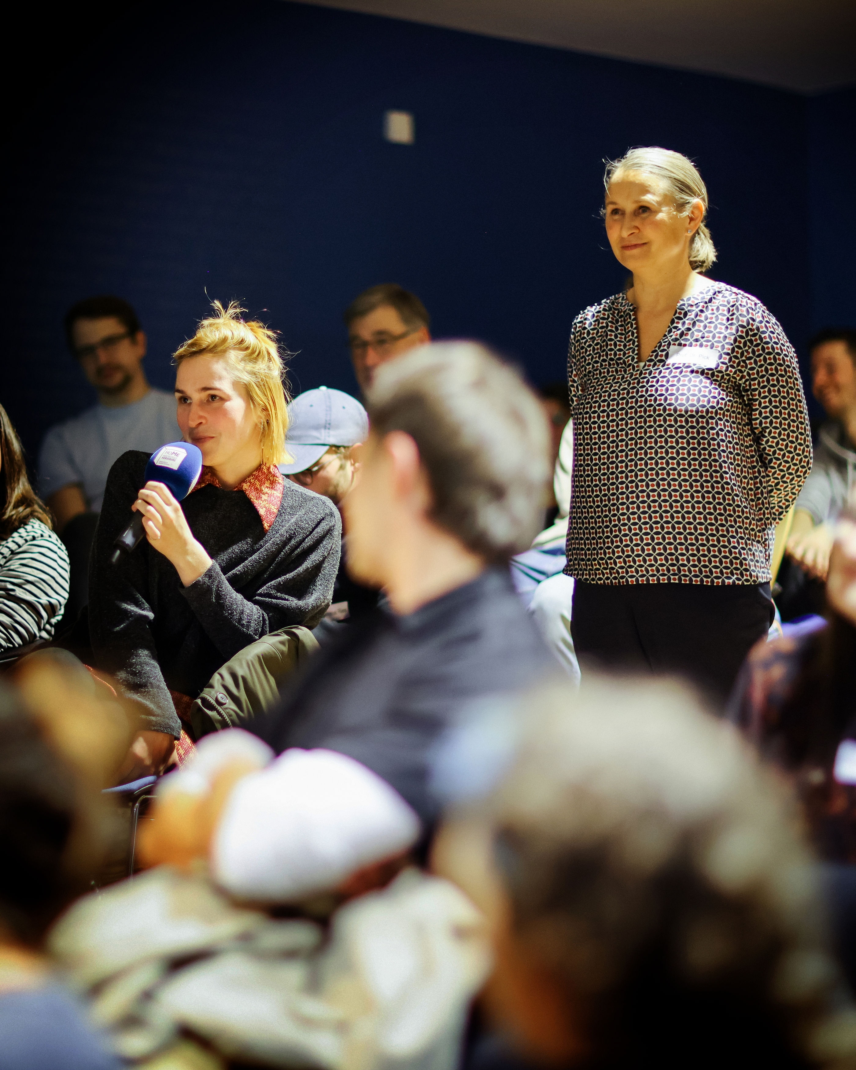 Nacht der Forschung 2025 Zuhörerin stellt eine Frage