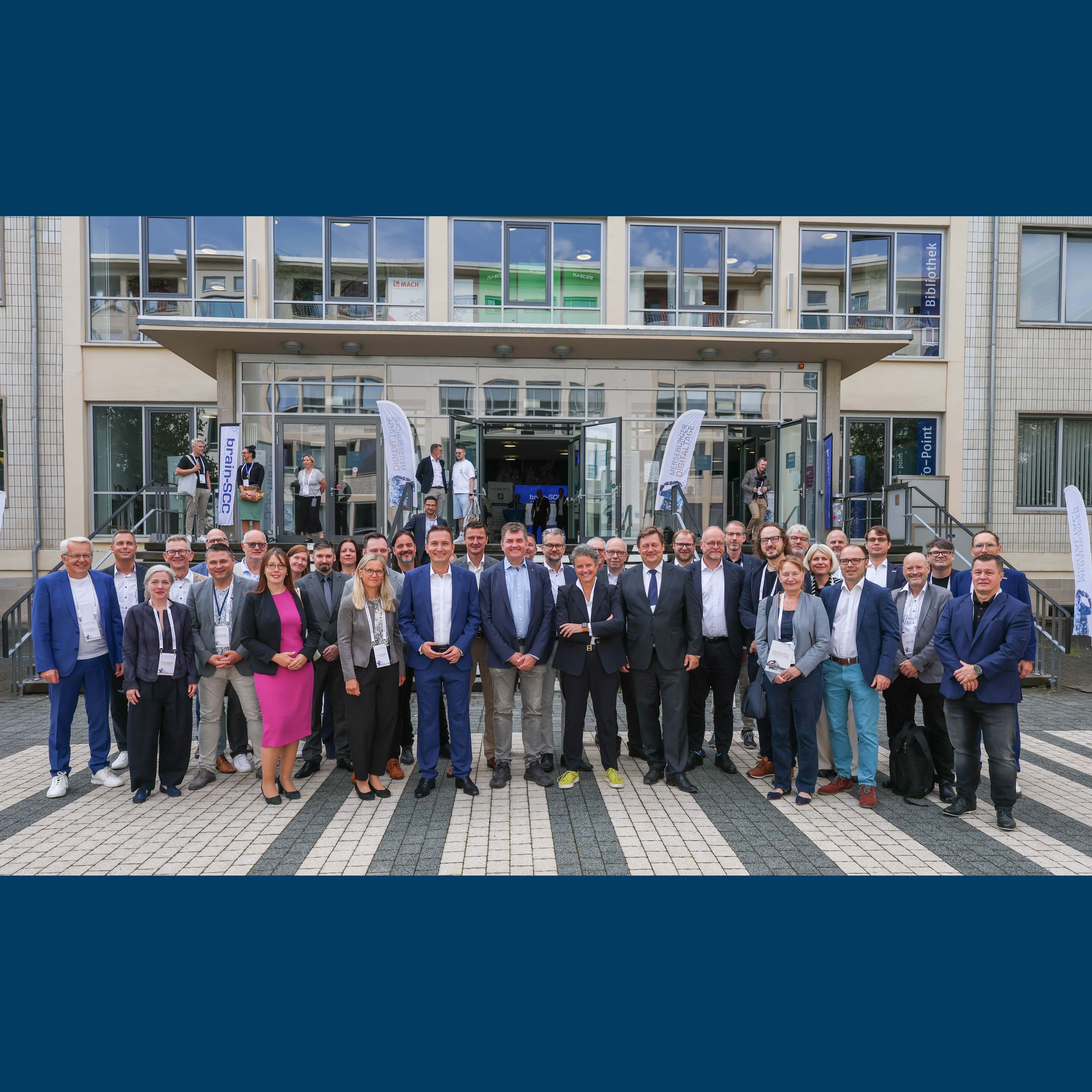 Gruppenfoto aller Teilnehmenden
