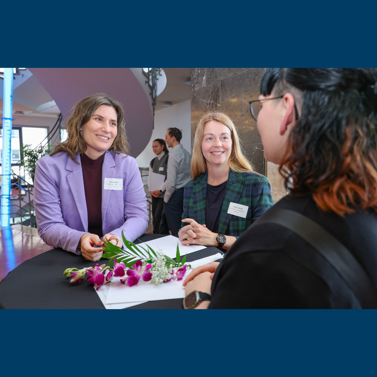 Networking Stipendiatinnen unterhalten sich mit ihrer Fördernden.