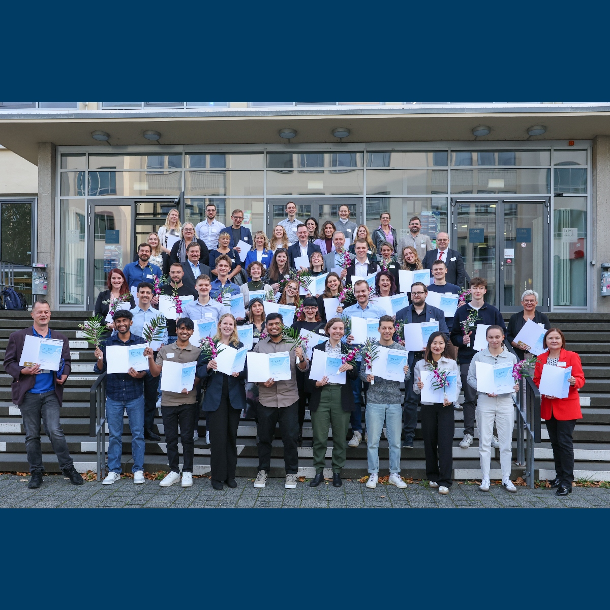 Die Preisträger*innen und die Fördernden vereint nach der feierlichen Verleihung der Deutschlandstipendien 2025