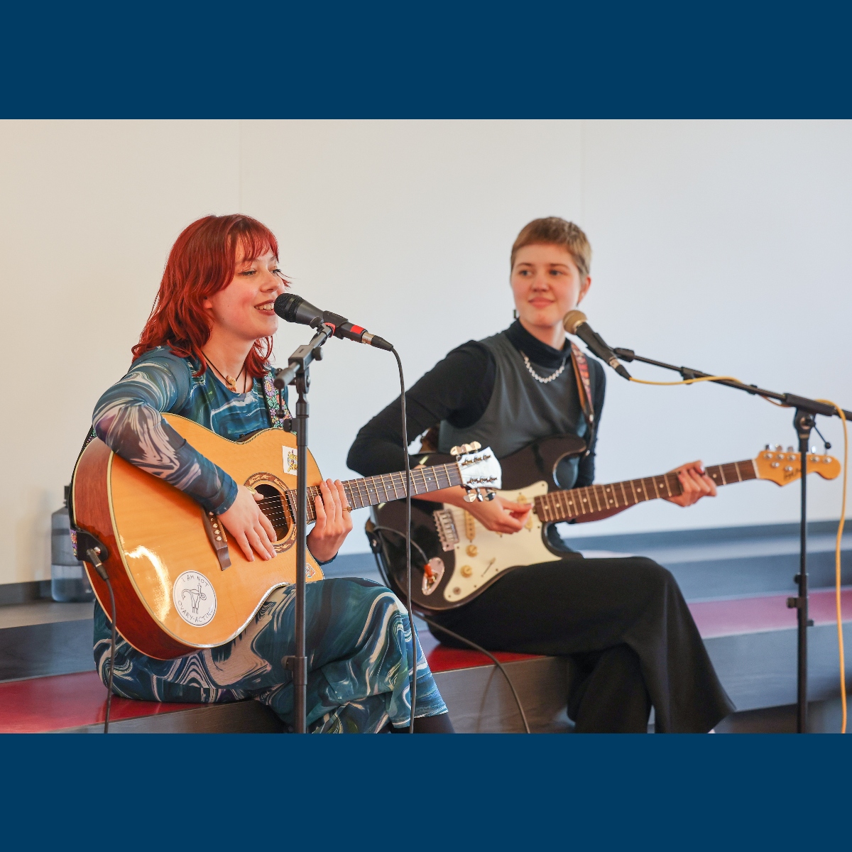 Das studentische DuoHoney&Laïda Alida Lorenz und Johanna Werner spielen Gitarre und singen.