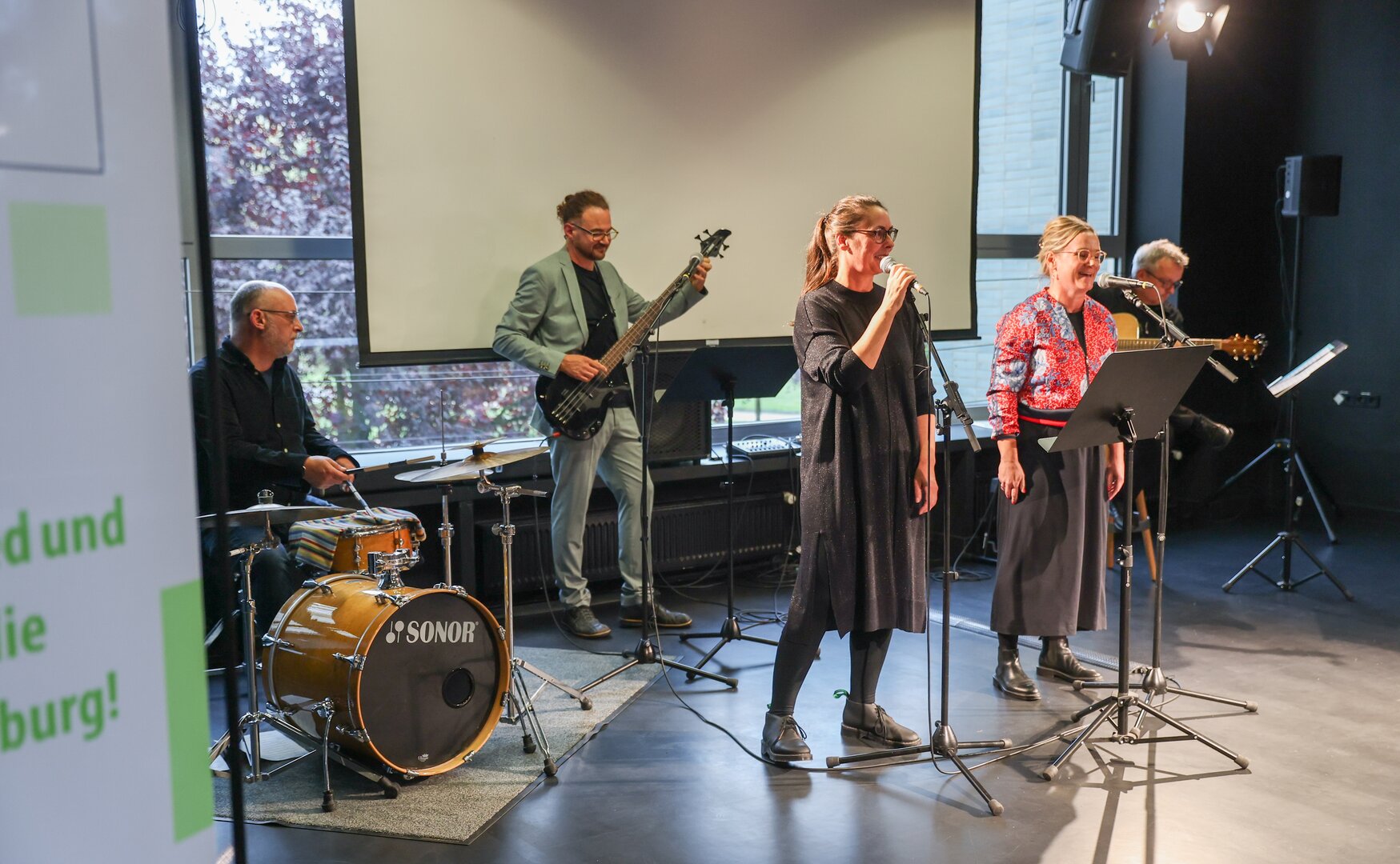 Für die musikalische Begleitung sorgte der Fachbereich selbst: Prof. Dr. Daniela Döring, Alexander Glatz, Skadi Konietzka, Prof. Dr. Frederik Poppe und Frank Venske gestalteten als Band aus Lehrenden die Feier mit Live-Musik. Band auf einer Bühne