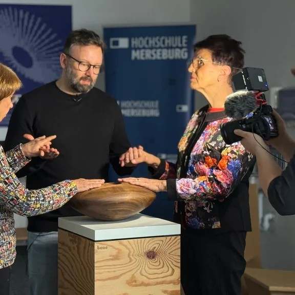 Drei Personen testen Technologien aus