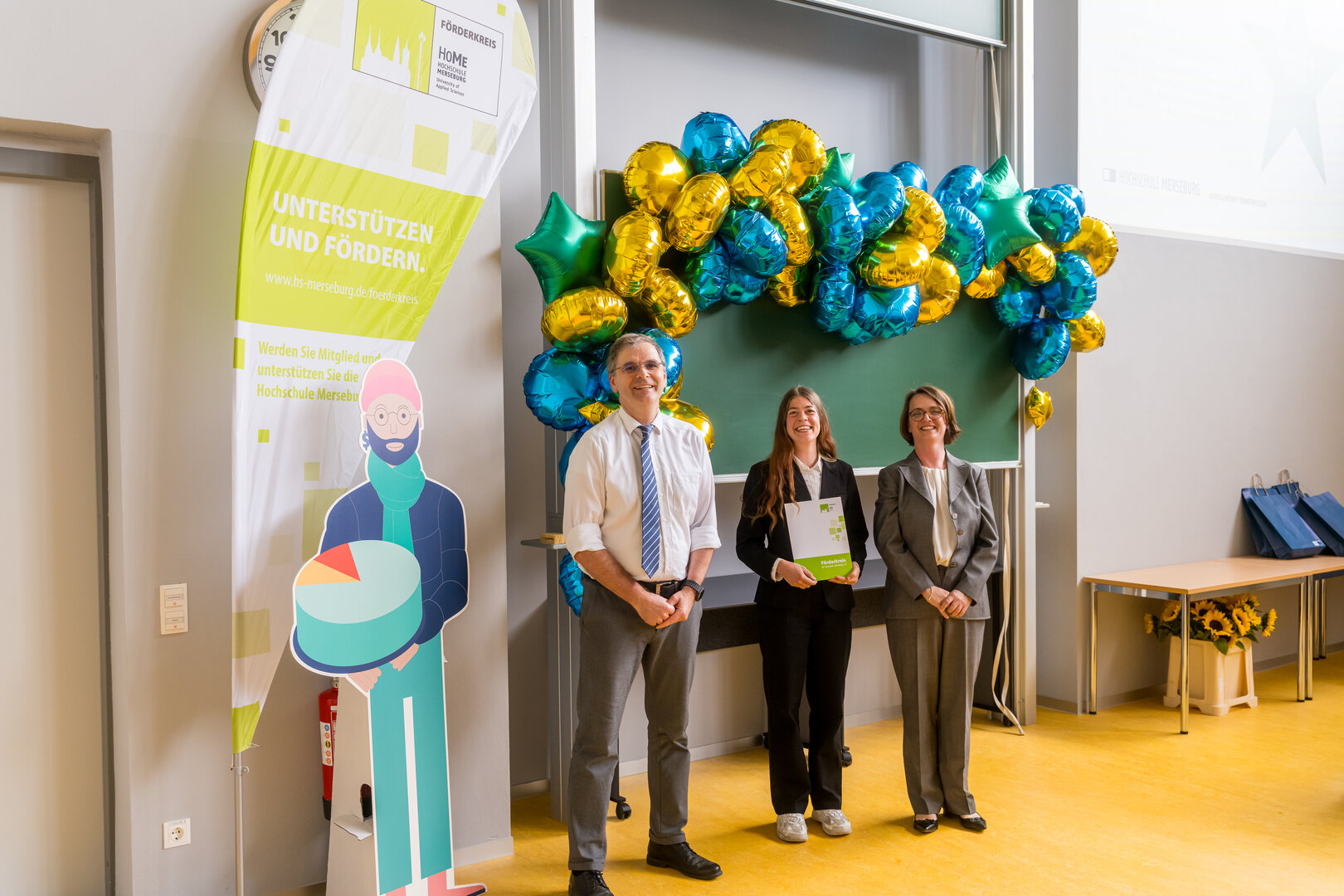 Josephine König erhielt die Auszeichnung für die beste Masterarbeit Gruppenfoto