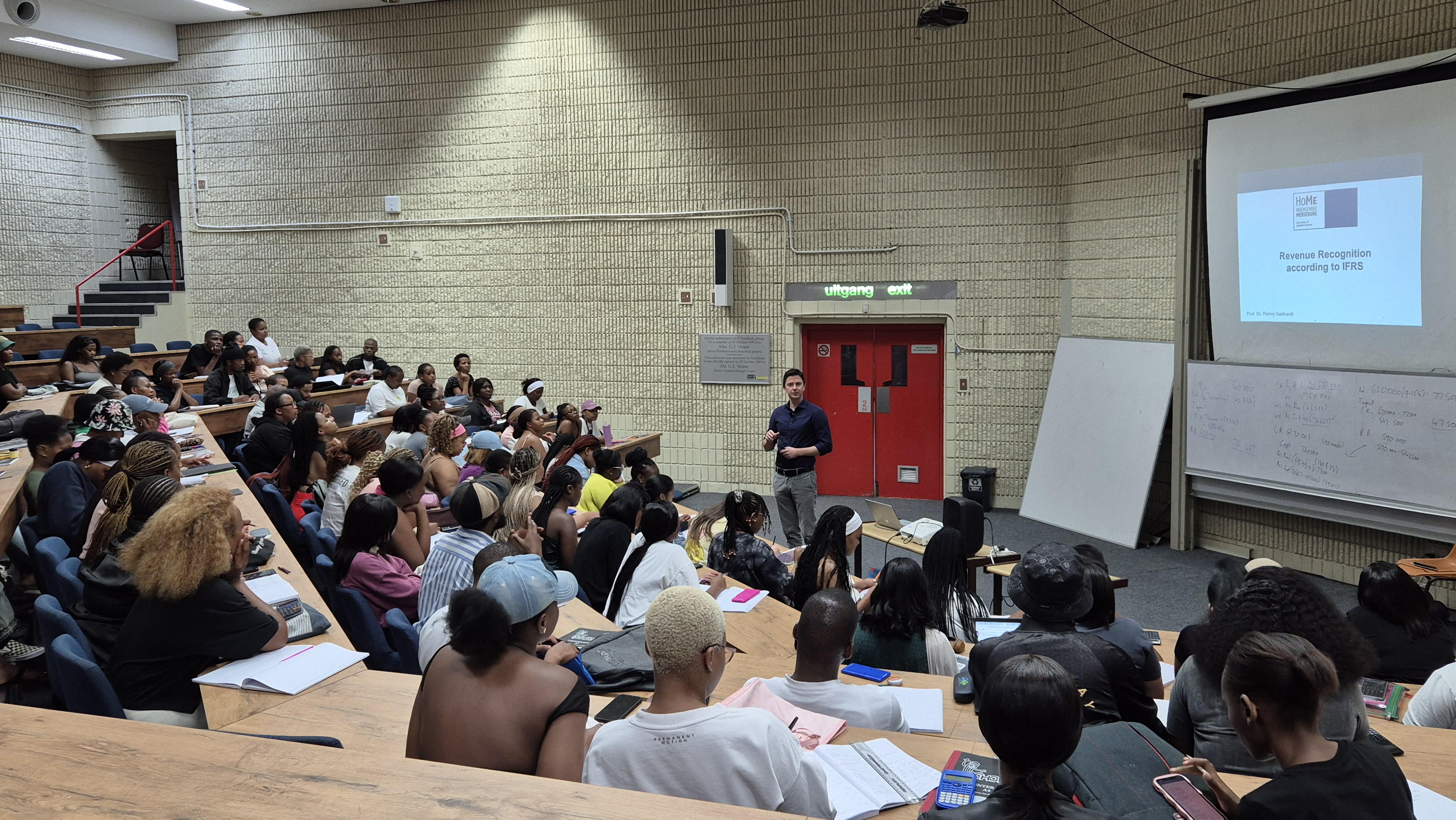 Hörsaal mit Studierenden