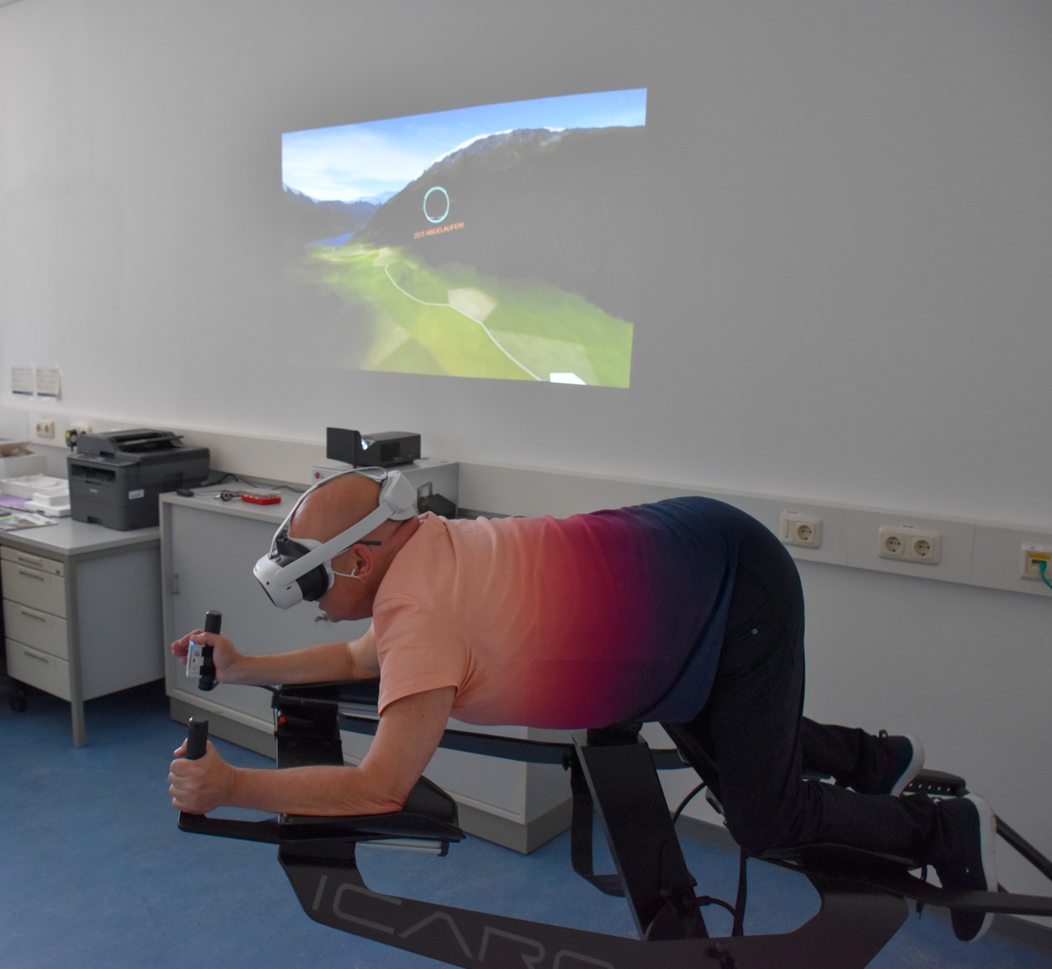 Mann testet Flugsimulator