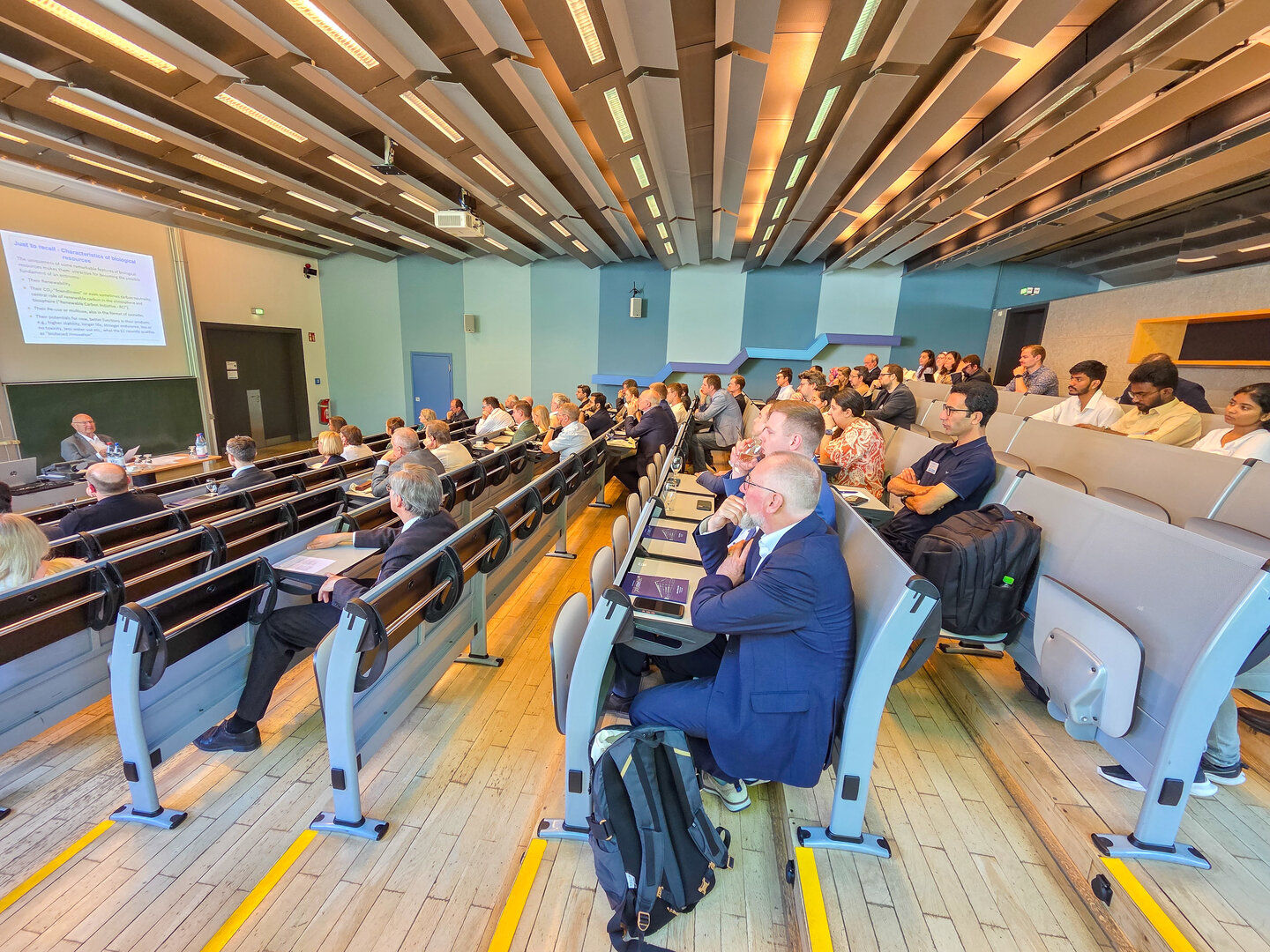 polymertec26 Menschen im Hörsaal