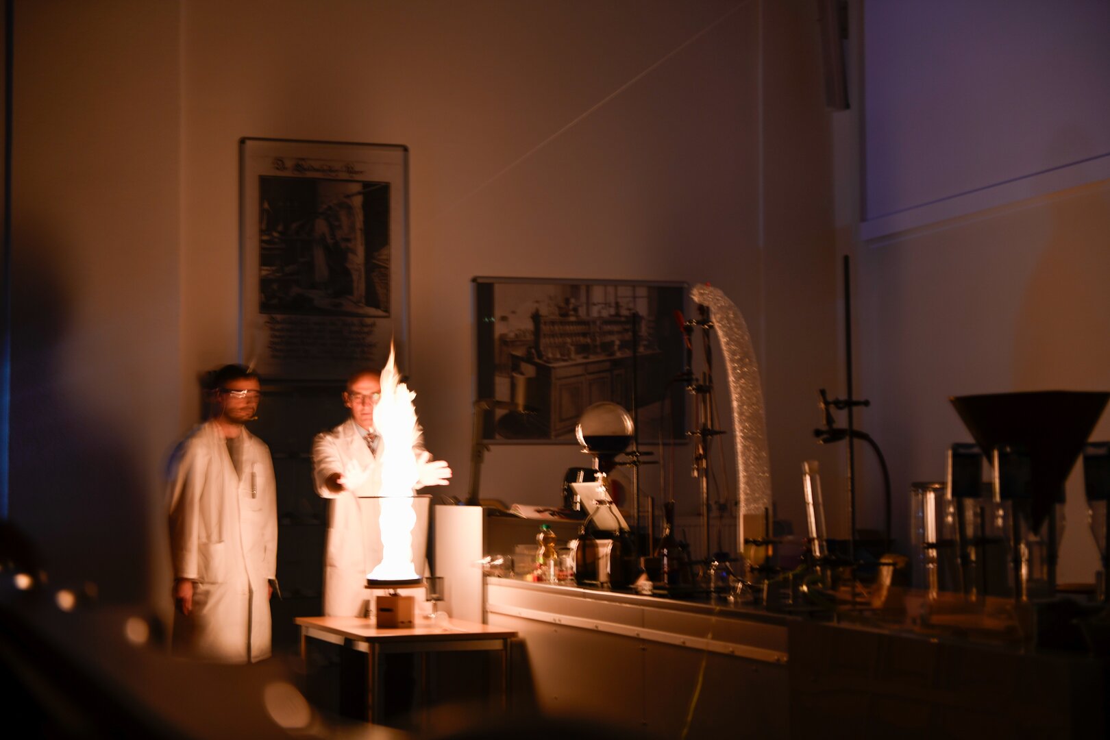 Chemie verbindet: Alumni kehren an die Hochschule Merseburg zurück Feuerball