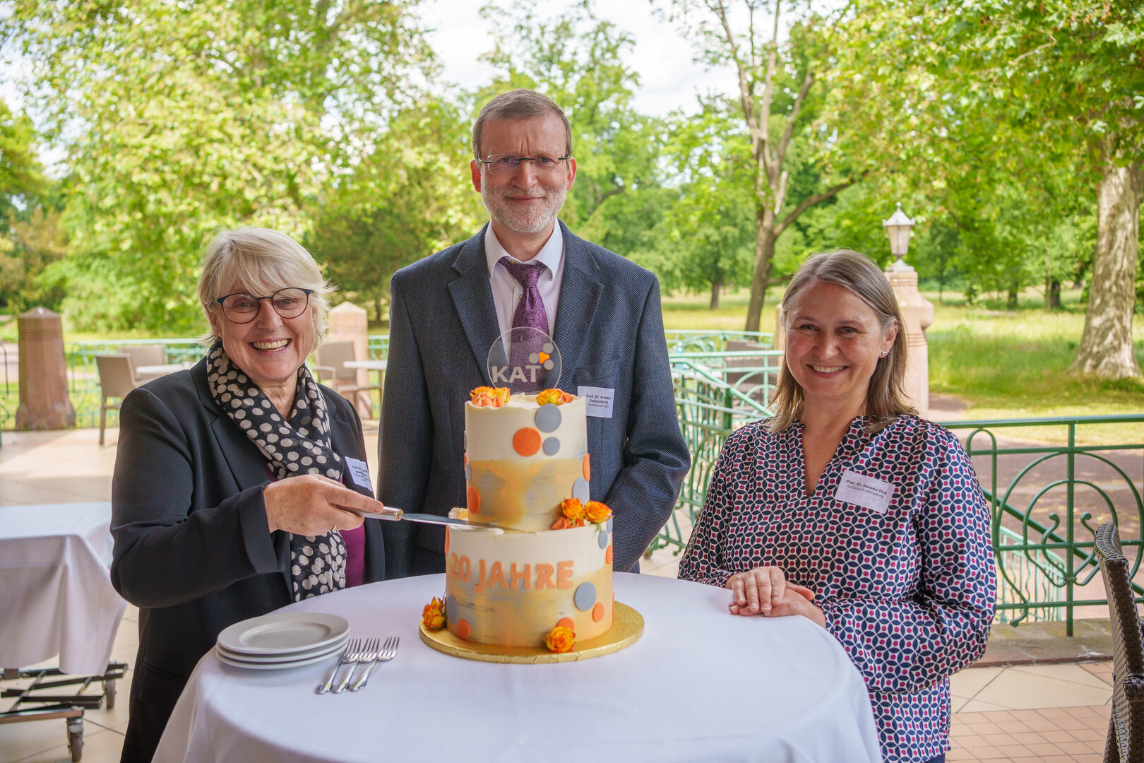 Das Foto zeigt 3 der 4 Prorektoren, die eine Torte anschneiden.