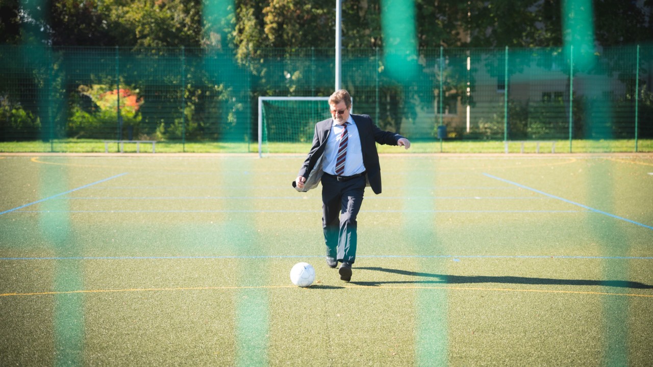 Das Bild zeigt Herrn Prof. Kirbs auf dem Fußballplatz