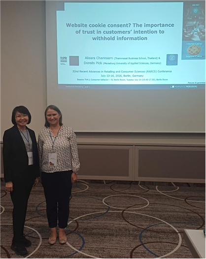 Prof. Alisara Charinsarn und Prof. Doreén Pick vor ihrer Präsentation