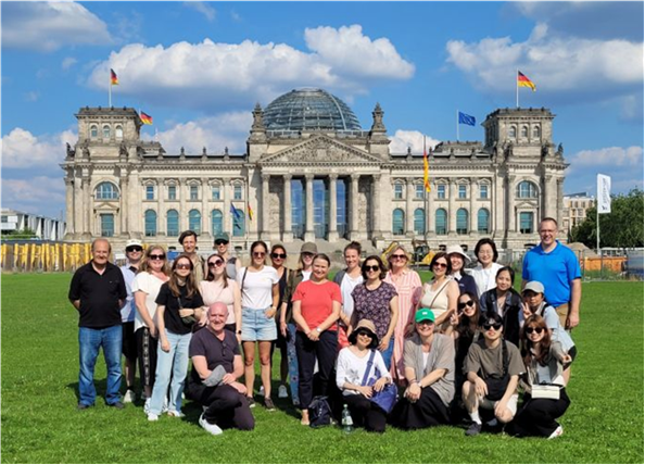 ausgewählten Konferenzteilnehmern vor dem Berliner Reichstag