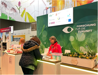 Besucherin bei der Teilnahme an der Befragung zu „Wahren Preisen“, 23. Januar 2026