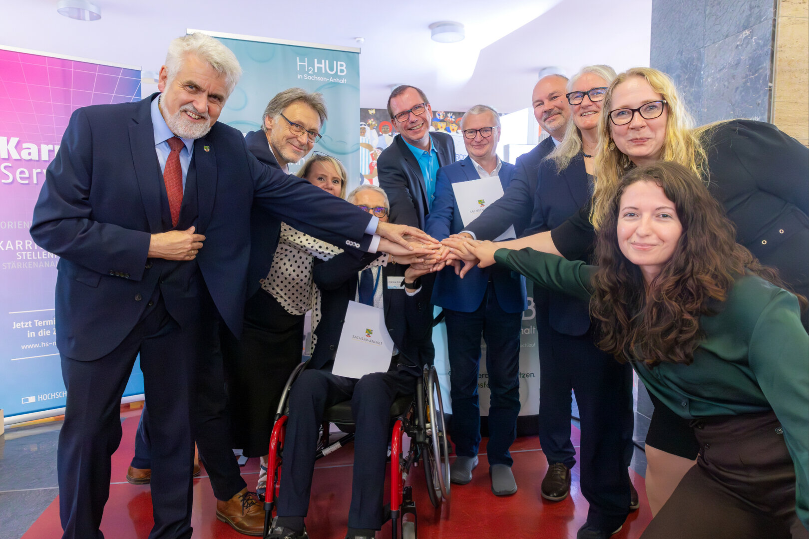 Bescheidübergabe, Foto:Swen Reichhold