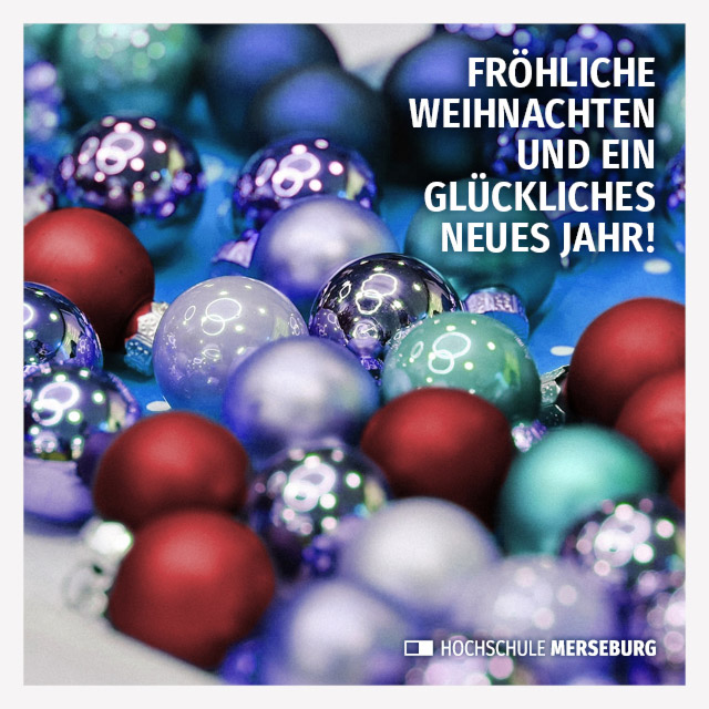 Ein quadratisches Fotomotiv zeigt auf einem Tisch verteilte, bunte Weihnachtskugeln in Blau, Rot und Grün. Als Gruß ist in Großbuchstaben zu lesen: Fröhliche Weihnachten und ein glückliches neues Jahr!
