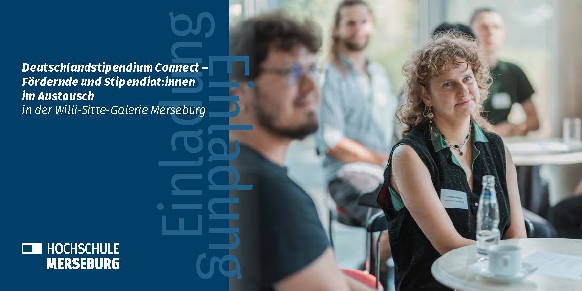 Schrift links und Bild rechts, zwei Stipendiat:innen sitzen lächelnd am Tisch in der Sitte Galerie und hören zu