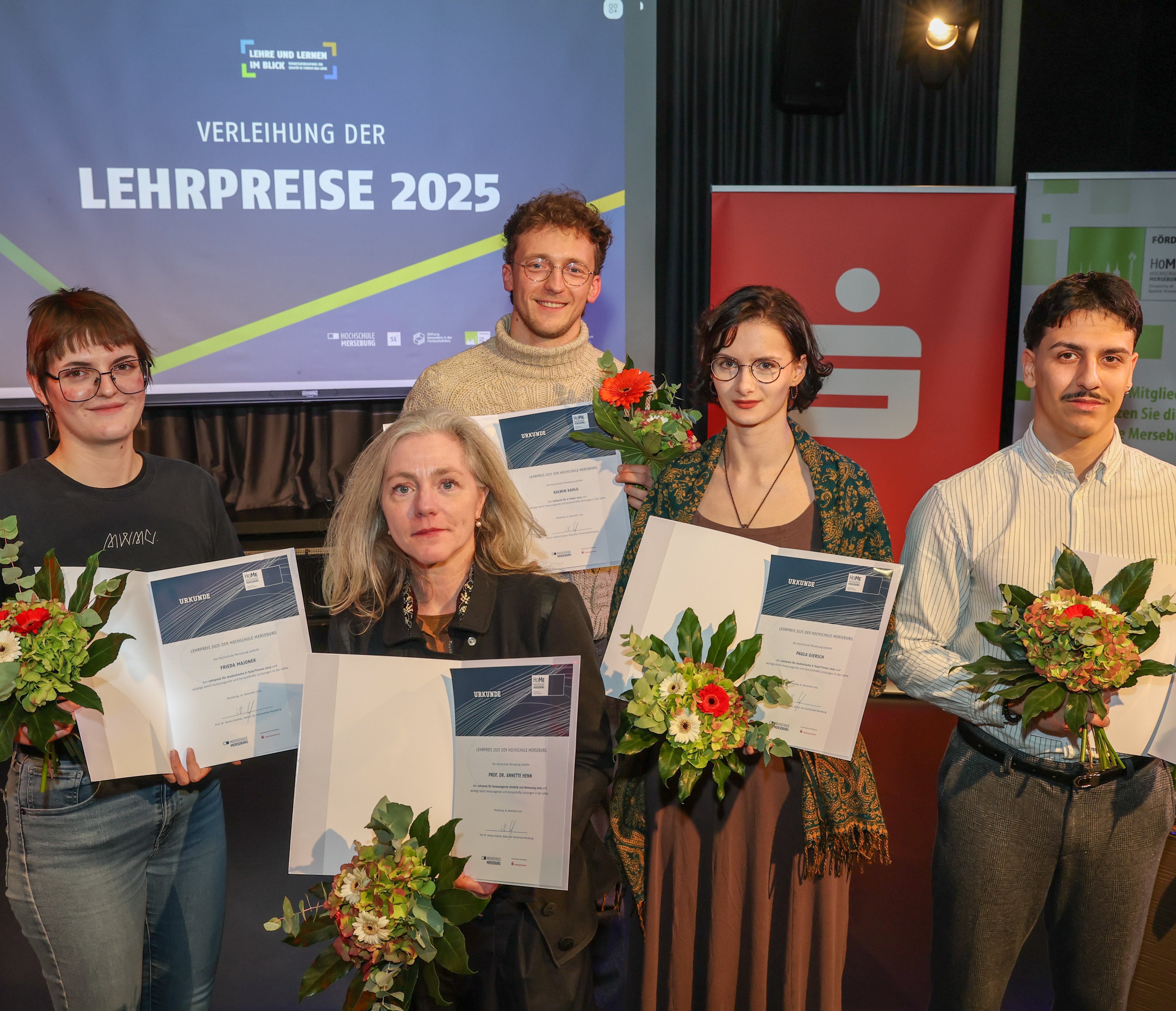 Lehrpreise 2025 5 Personen freuen sich über die Auszeichnung