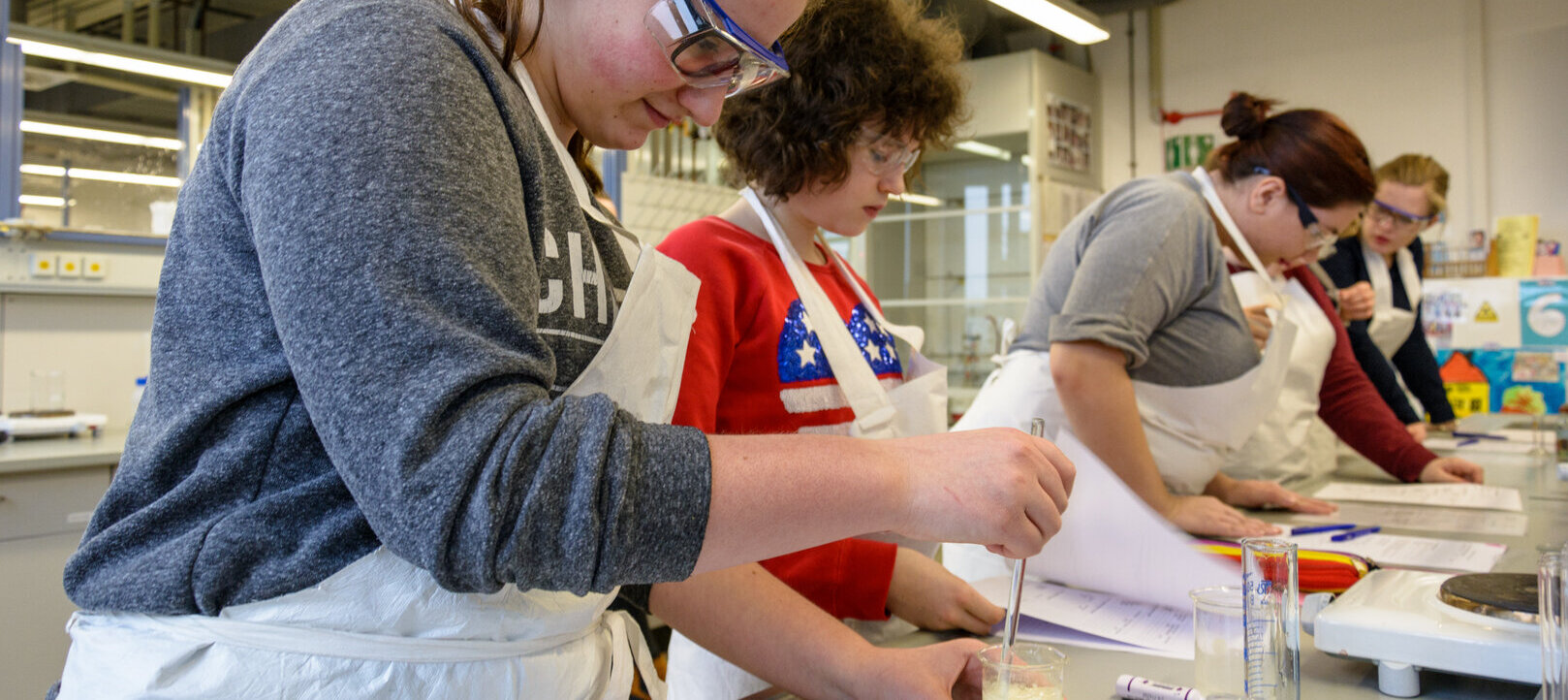 junge Frauen in einem Labor beim Experimentieren
