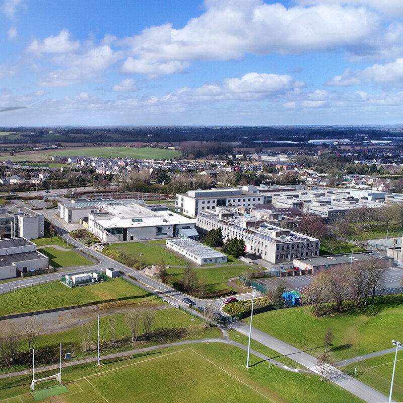 Blick auf das Hochschulgebäude des Dundalk Institute of Technology