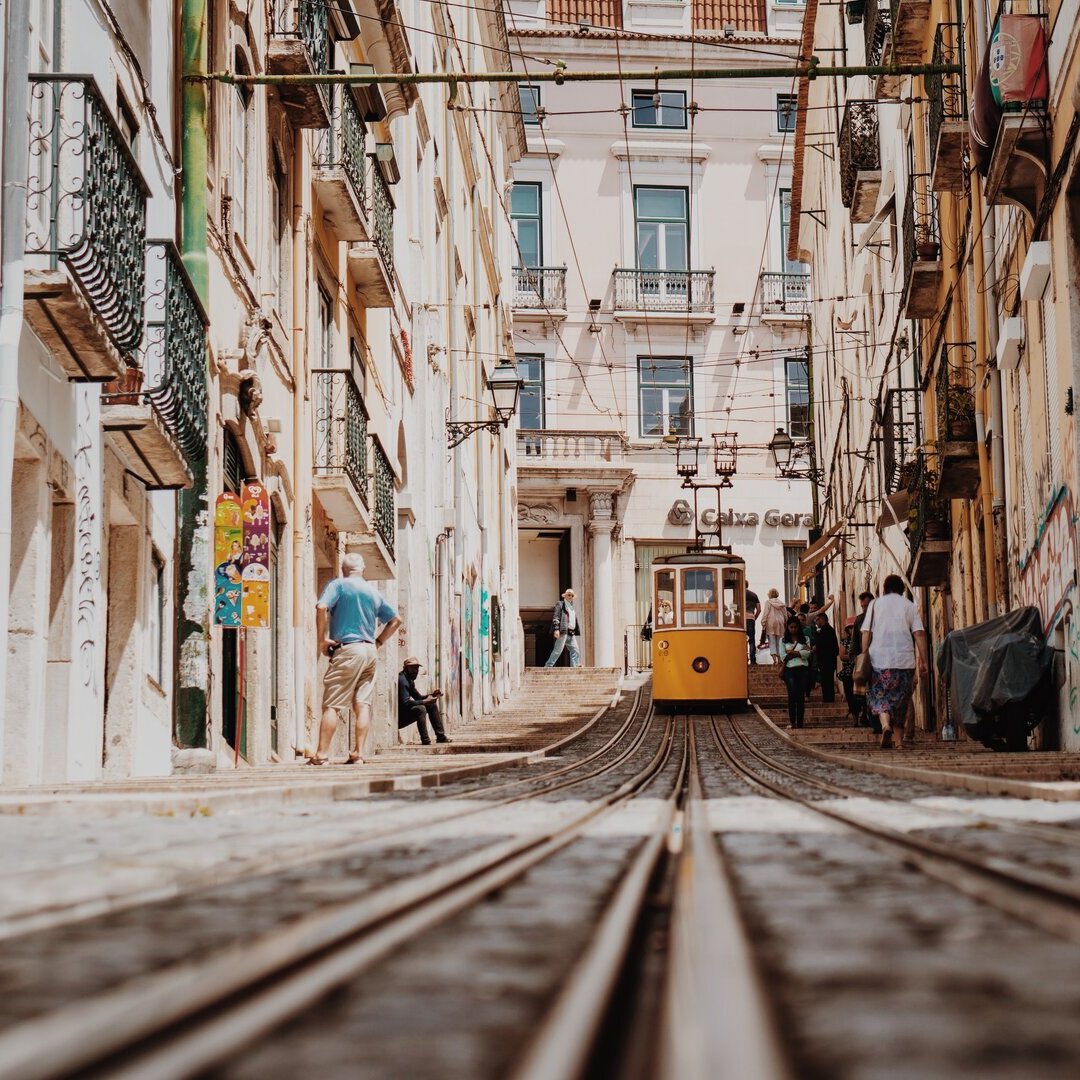 Stadtansicht in Lissabon mit einer Straßenbahn