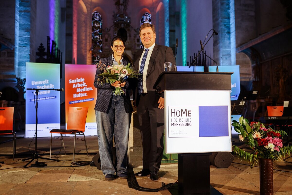 2 Perosnen am ALtar mit buntem Hintergrund