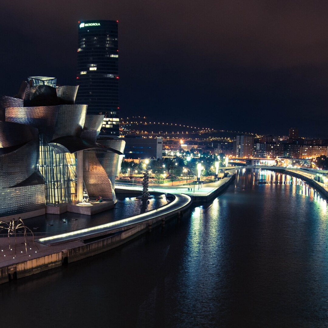 Stadtansicht von Bilbao bei Nacht