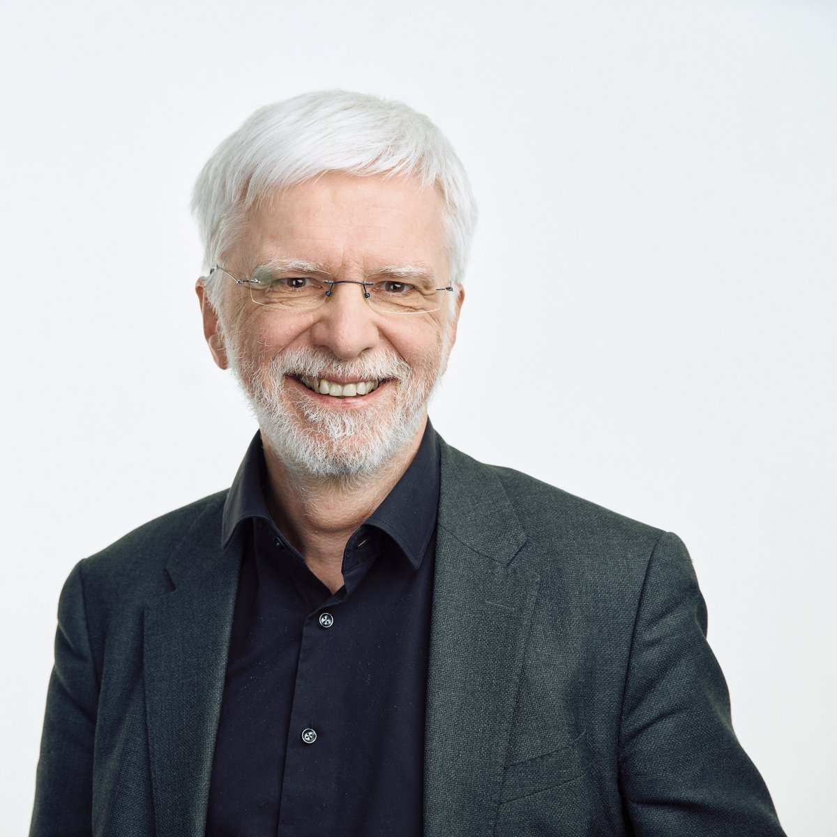 Es wird Professor Andreas Suchanek gezeigt, ein älterer Herr mit einem sympathischen Lachen. 