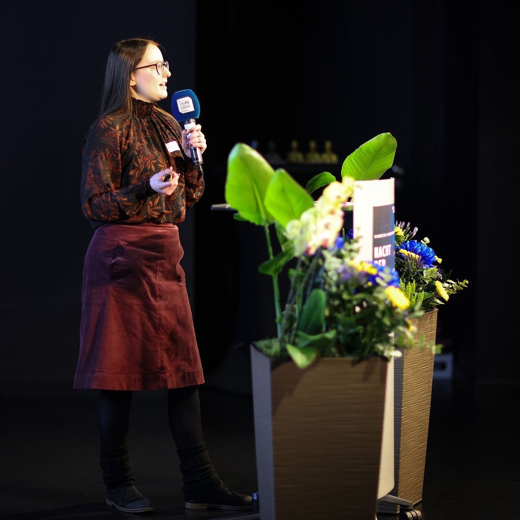 Eine Person trägt vor.