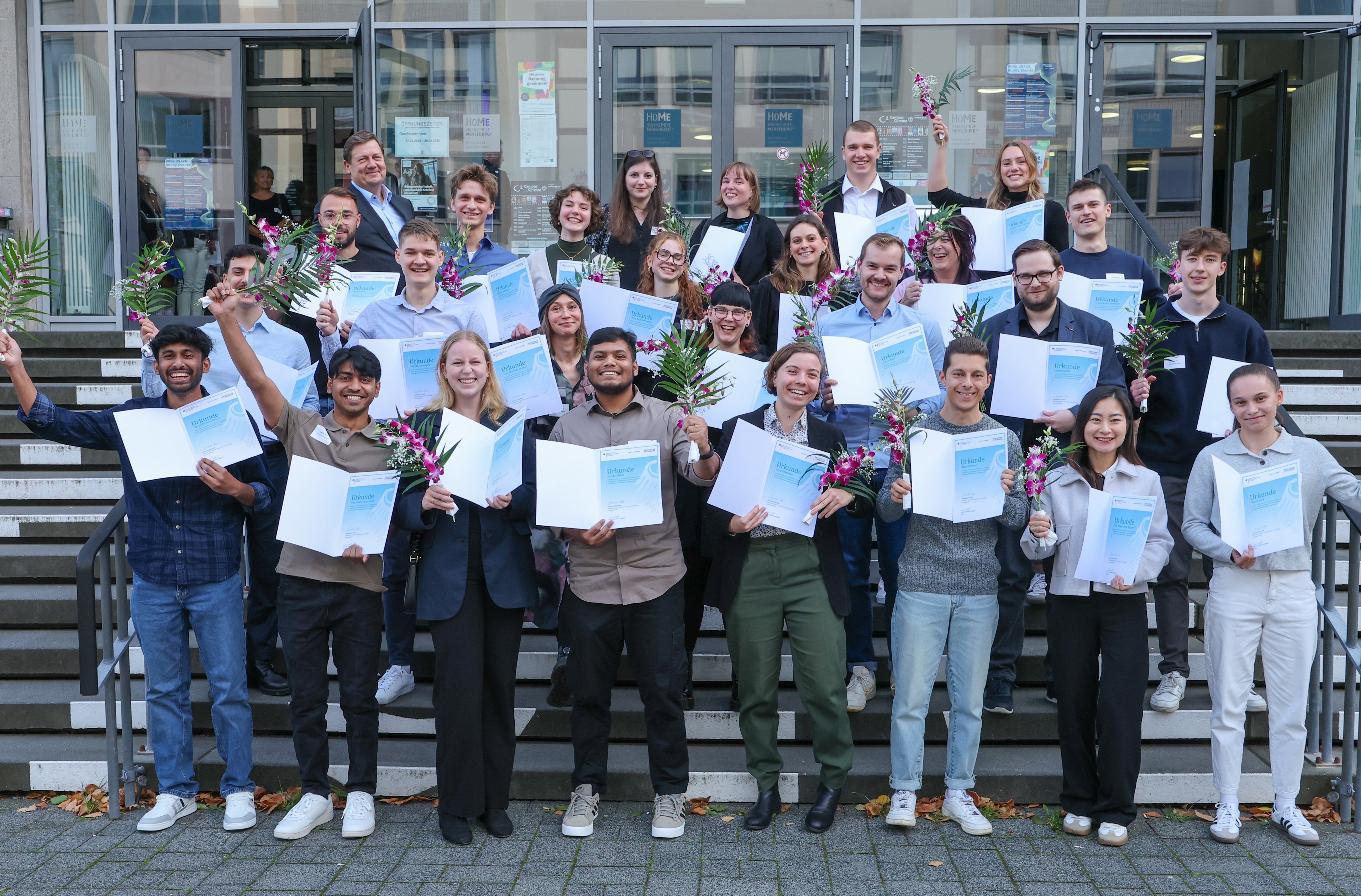 Viele Personen vor einer Treppe