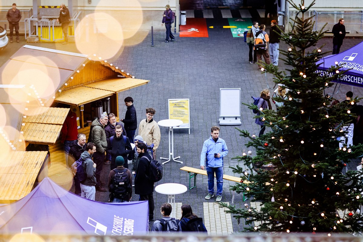 Campusweihnacht Bild 4 Innenhof Merseburg Hochschule