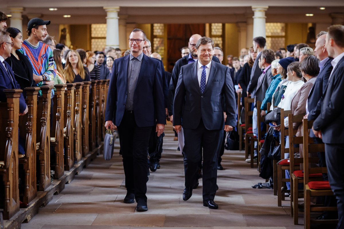 Personen im Dom