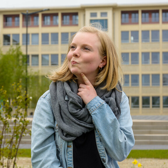 Sarah Christl im Innenhof der Hochschule Merseburg