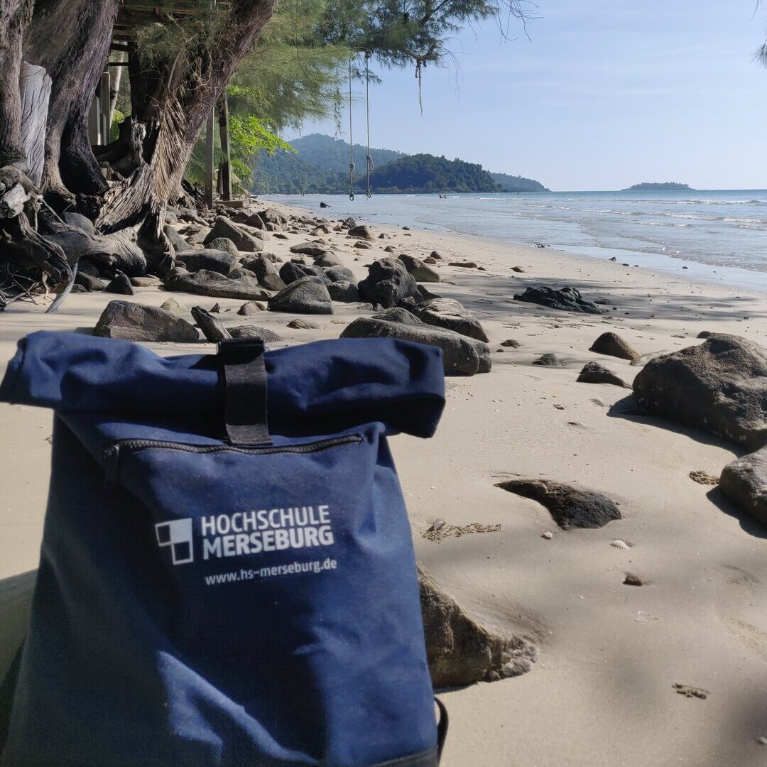 HoMe-Rucksack am Strand in Thailand