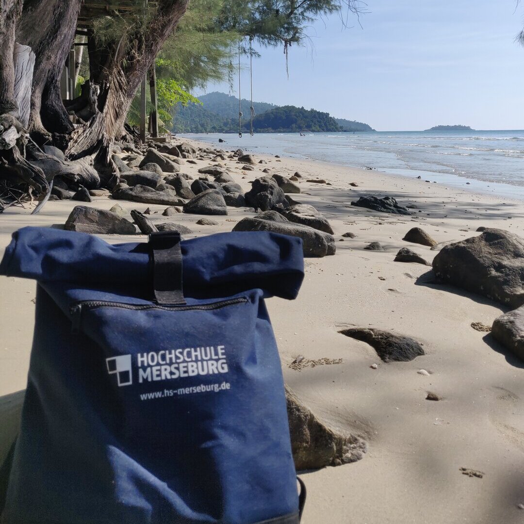 HoMe-Rucksack am Strand in Thailand