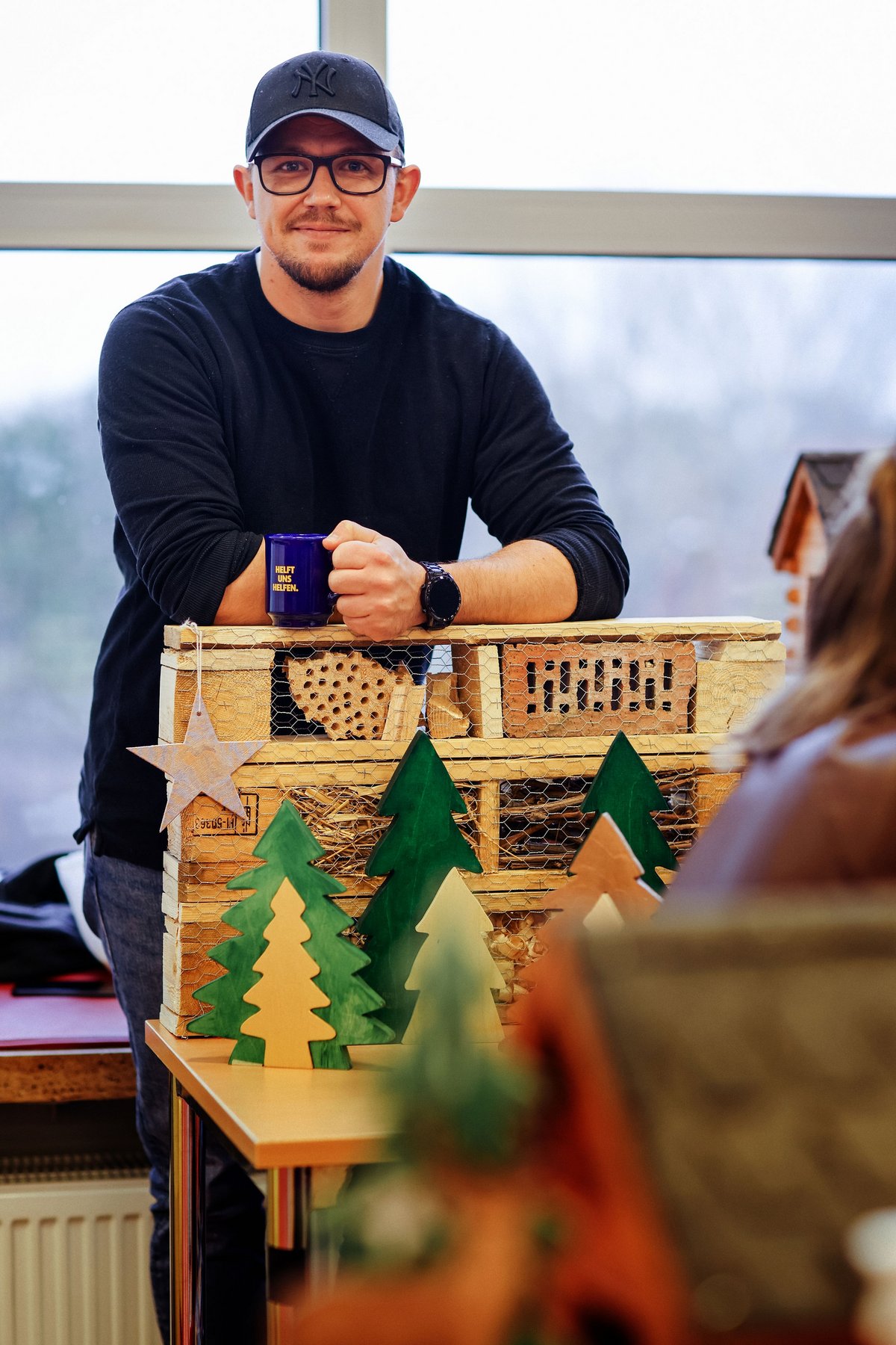 Campusweihnacht Bild 9 Person am Insektenhotel