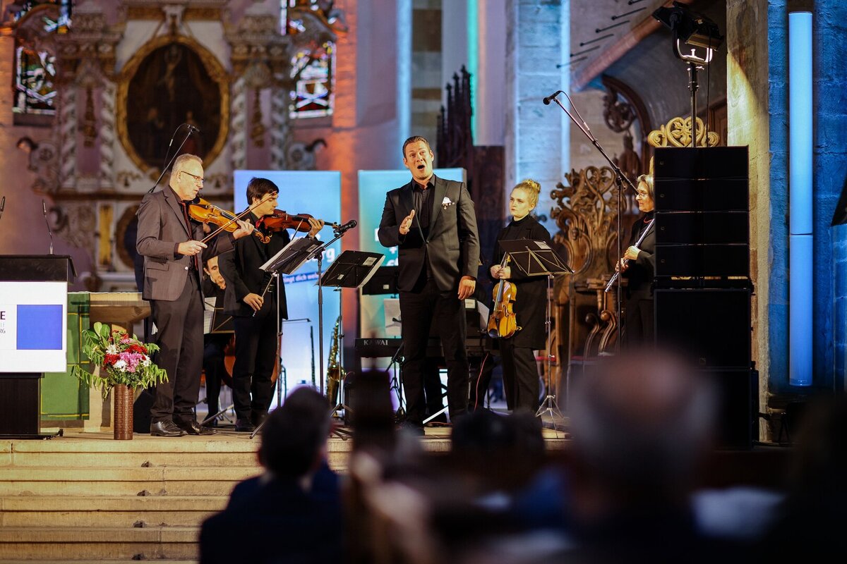 Band mit Sänger am Altar des Doms Merseburg