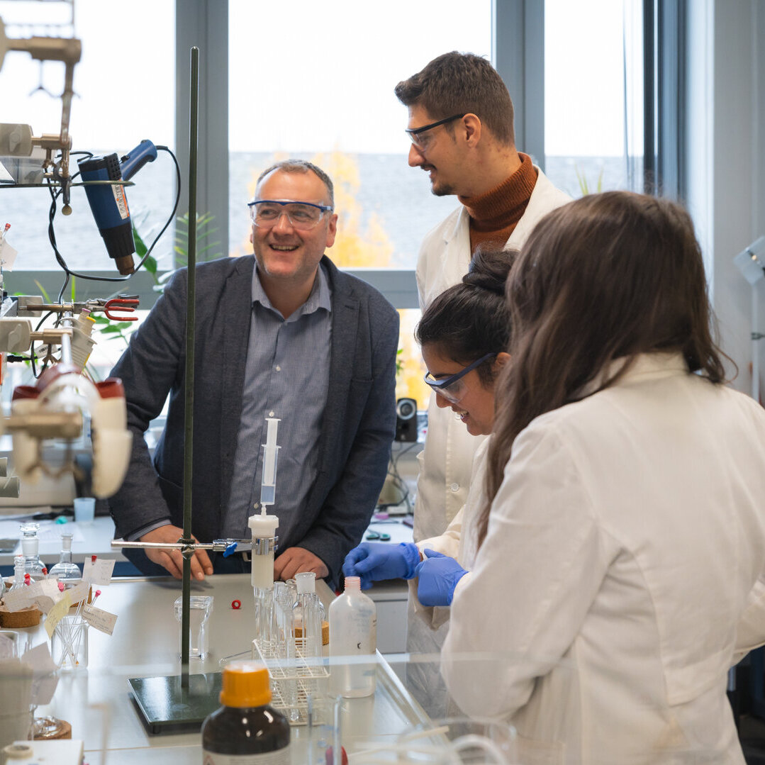 Professor mit Studierenden im Labor