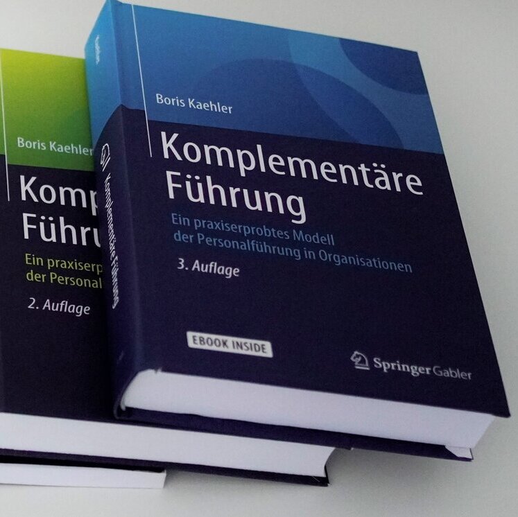 Foto vom Bucheinband der 3. Auflage des Buches "Komplementäre Führung" 