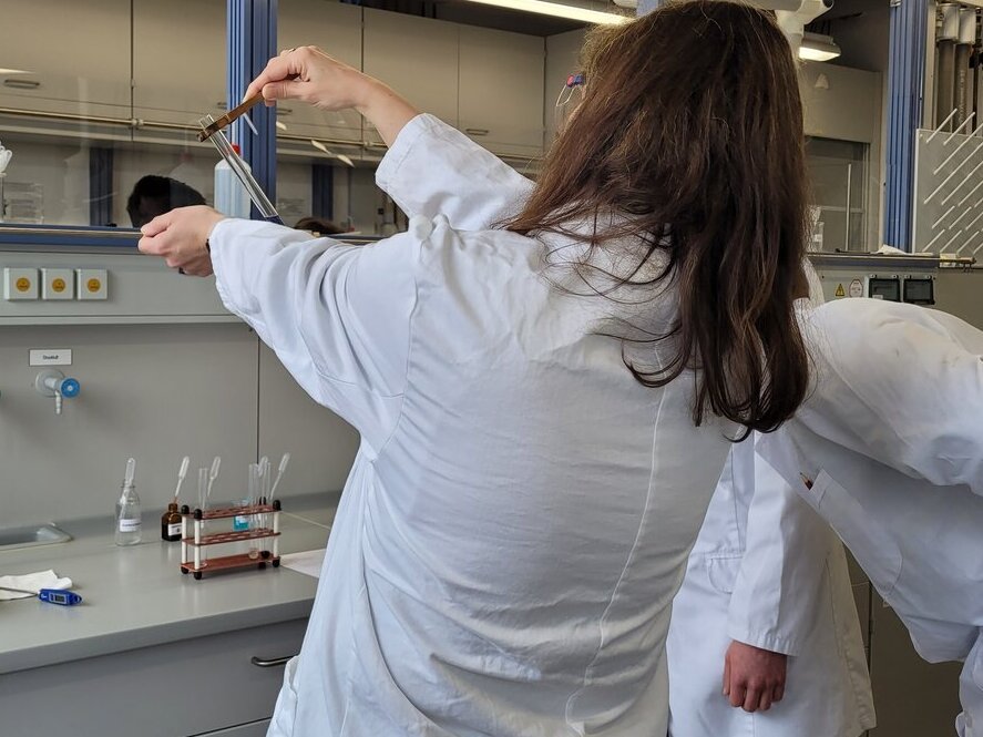 Chemielehrerin S. Egeln untersucht mit ihren Schülerinnen und Schülern den enzymatischen Abbau von biobasierten Kunststofffolien.