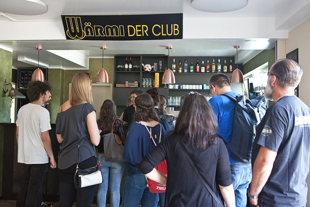 Eine Gruppe von Menschen steht vor der Bar im Wärmi (Studentenclub der Hochschule Merseburg).