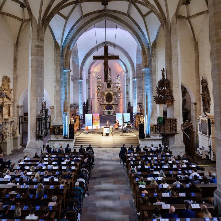Dom von inenn mit vielen Personen fotografiert von oben