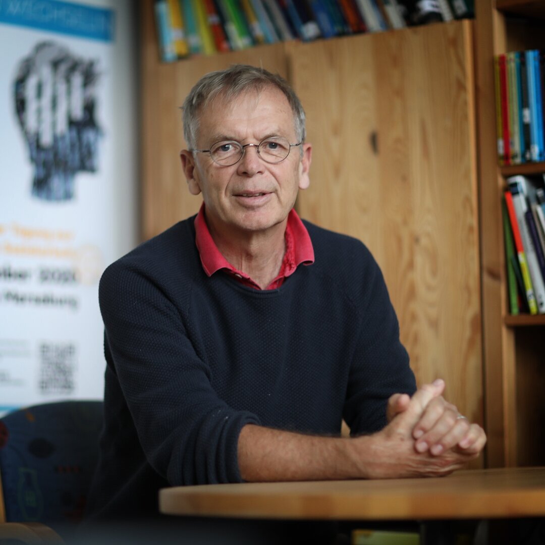 Prof. Johannes Herwig-Lempp sitzt an seinem Schreibtisch