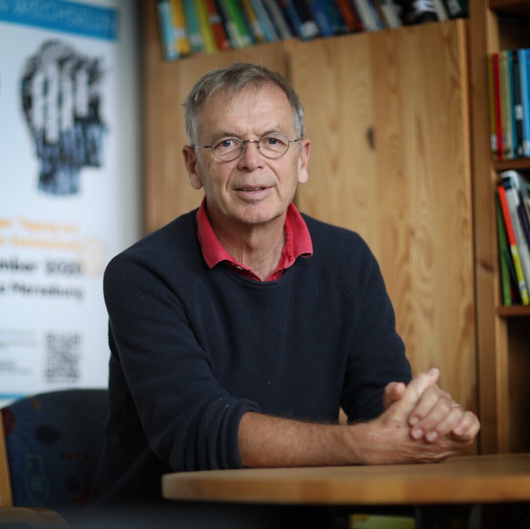 Prof. Johannes Herwig-Lempp sitzt an seinem Schreibtisch