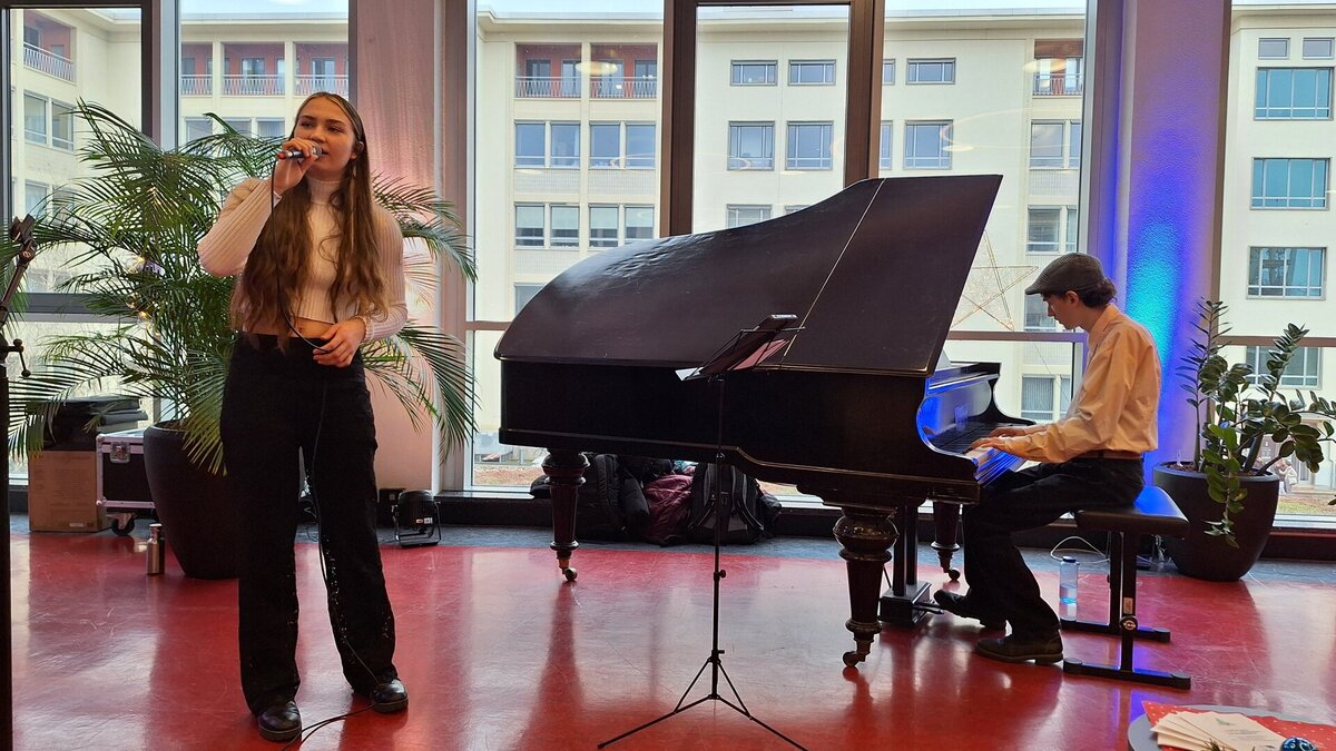 2 Personen am Klavier