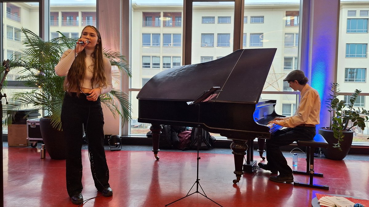 Campusweihnacht Bild 1 2 Personen am Klavier