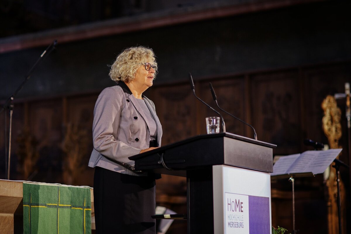 Person am Rednerpult