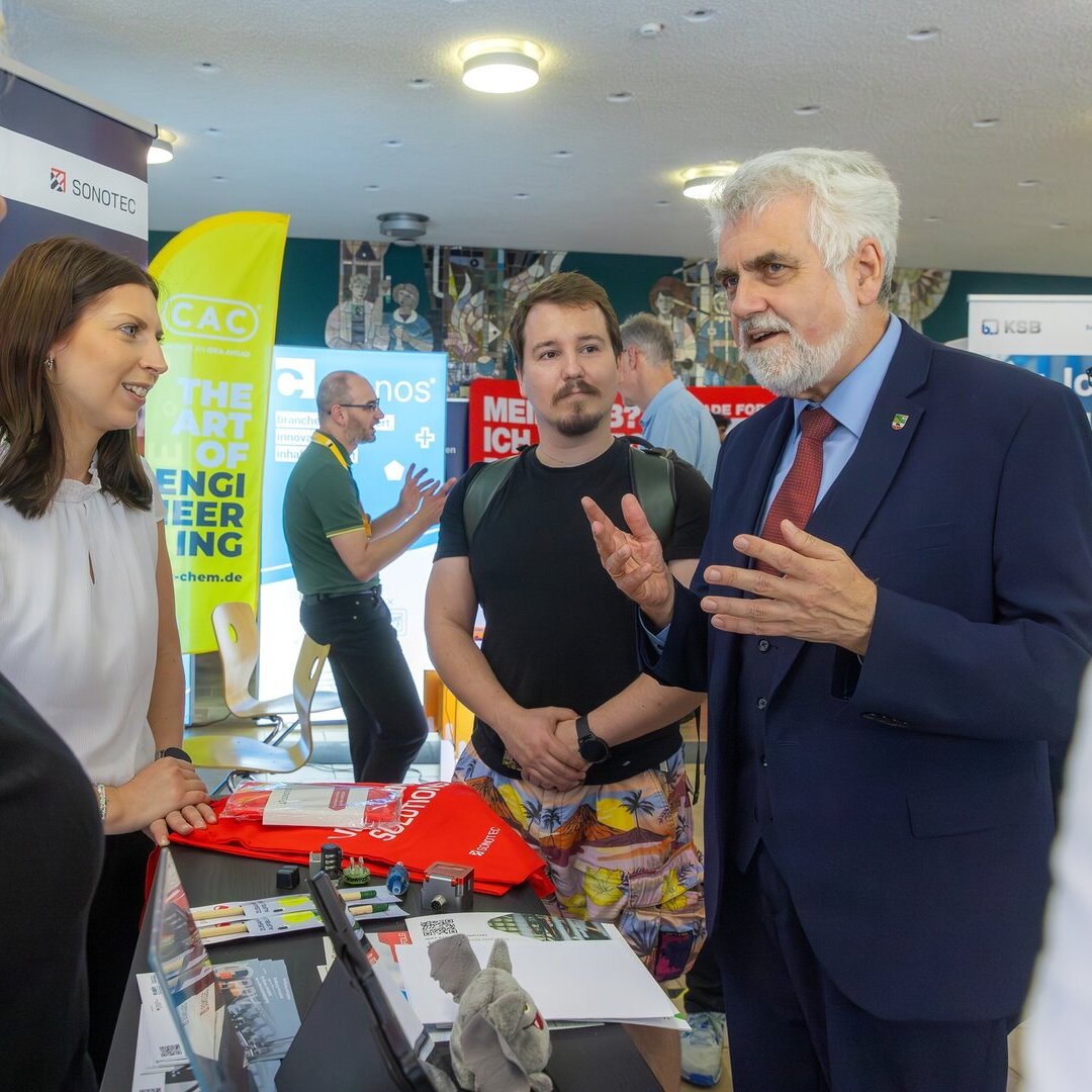 Sachsen-Anhalts Wissenschaftsminister Prof. Dr. Armin Willingmann verschaffte sich bei einem Rundgang einen persönlichen Eindruck von der Messe Person im Gespräch