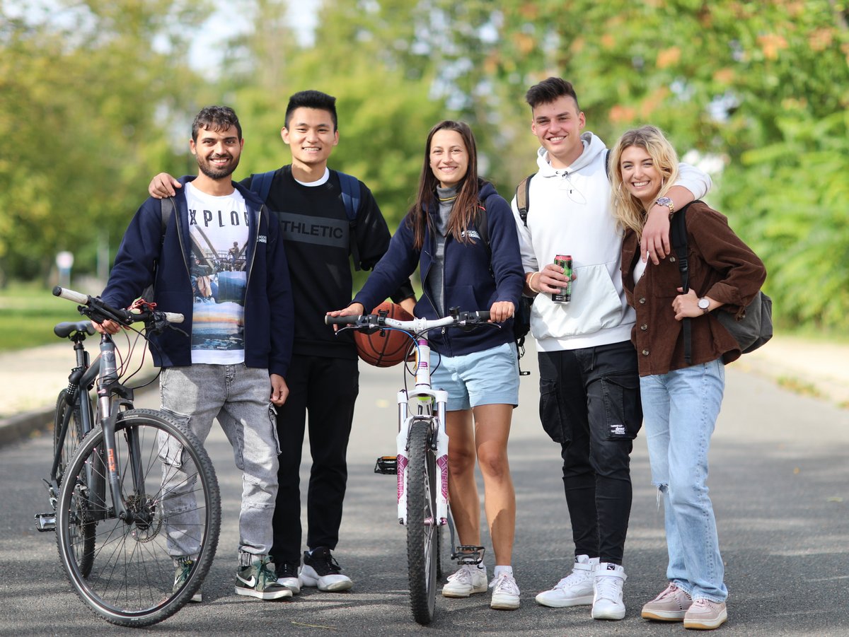5 Perosnen mit 2 Fahrraädern im Freien