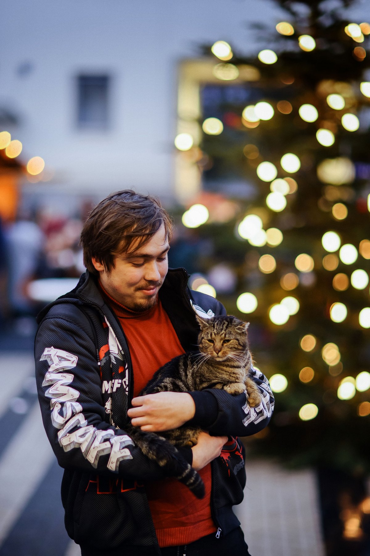 Campusweihnacht 17 Person mit Katze